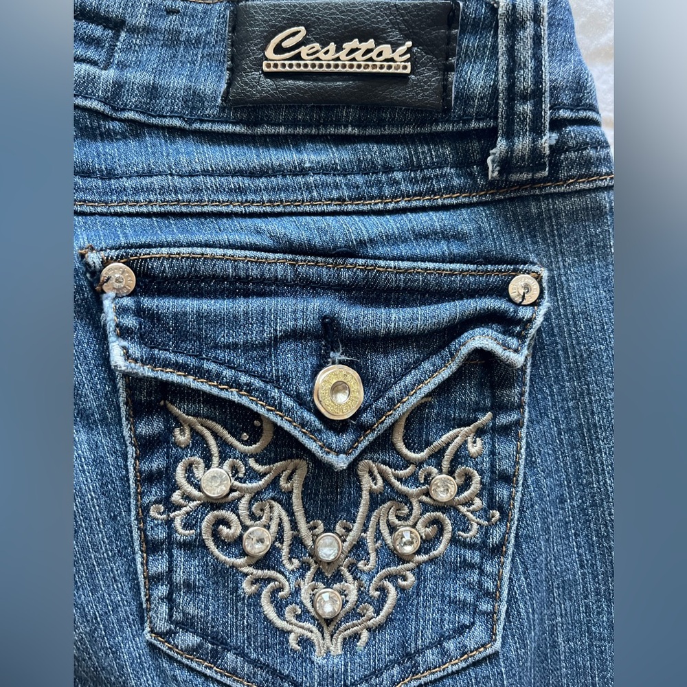 Cest toi Jeans Size 7 Stretchy blue jeans- Rhinestone back pocket designs